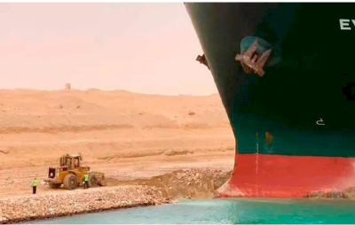 Kênh đào Suez tắc nghẽn vì một chiếc tàu mắc cạn, doanh nghiệp Châu Á lo sốt vó