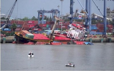 TP.HCM: Cấm tàu thuyền lưu thông trên tuyến rạch Dơi - sông Kinh để trục vớt 18 container chìm dưới sông