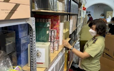 Đột kích cửa hàng ở phố cổ Hà Nội, thu giữ hàng nghìn chai nước hoa Gucci, Dolce & Gabbana, Good Girl... không rõ nguồn gốc