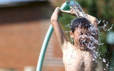 Nếu thân nhiệt con người là 37 độ, tại sao một ngày hè 37 độ vẫn khiến ta thấy nóng bức đến vậy?