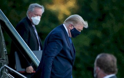 Ông Trump giấu việc bị ốm nặng khi nhiễm COVID-19: Suýt nữa phải dùng xe lăn?