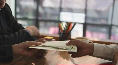 Để không lâm cảnh ‘Đứng cho vay, quỳ đòi nợ’, bạn cần cân nhắc kỹ trước khi cho người thân và bạn bè vay tiền