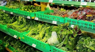 Nhân viên chuỗi bách hoá phơi bày thực tế bức bối phía sau quầy rau kệ thịt: Làm ca 12h/ngày, lương thấp nhưng đa nhiệm từ thu ngân, mổ cá, nhặt rau, xếp kho, đến... rửa thùng rác!