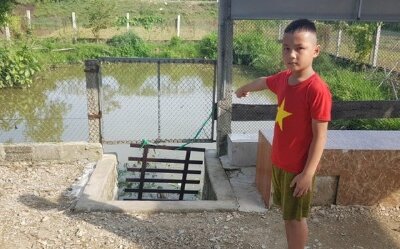 'Người hùng nhí' lao xuống ao cứu em bé 2 tuổi chới với dưới nước