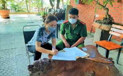 Nữ chủ quán mở cửa cho 14 khách vào uống cà phê, bị phạt 15 triệu đồng