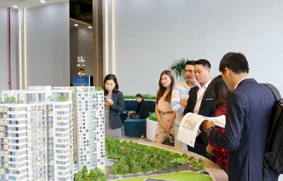 Mua vào hay bán ra bất động sản lúc này?