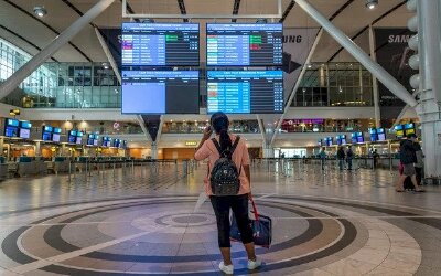 Omicron - Tội đồ khiến ngành du lịch toàn cầu chao đảo: Hàng loạt chuyến bay bị huỷ, lệnh cấm đi lại, cách ly khách sạn ban hành khi chỉ vừa tận hưởng 'bình thường mới'