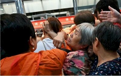 Siêu thị Trung Quốc tắc nghẽn vì dân hoảng loạn như 