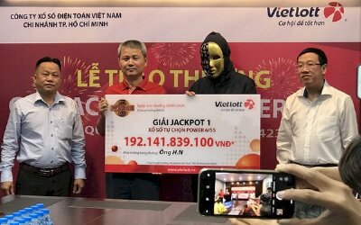 Bài toán tài chính cơ bản: Bỗng dưng trúng số 10 tỷ, ta nên nhận 10 tỷ đồng bây giờ hay 1 tỷ đồng mỗi năm trong 20 năm tới?