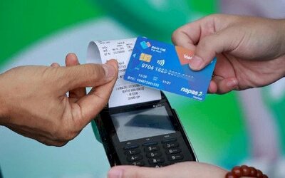  Thẻ ATM gắn chip: Cách sử dụng phức tạp không, rút tiền ở đâu, có bắt buộc phải đổi thẻ?