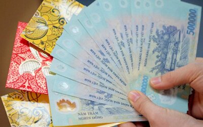 Vấn đề kinh tế đằng sau câu hỏi: Cầm tiền mừng tuổi của con tiêu ngay, cất đi, gửi ngân hàng, mua vàng hay đầu tư chứng khoán?