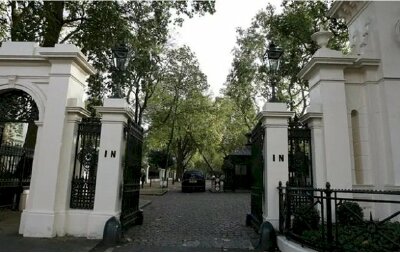 Bị đóng băng tài sản, tỷ phú Roman Abramovich làm thế nào để trả tiền thuê đất cho hoàng gia Anh?