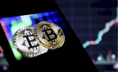 Bitcoin bất ngờ 'dựng đứng' vượt 42.000 USD/đồng, hội chị em đầu tư kẻ cười người lo vì chóng mặt hơn tàu lượn