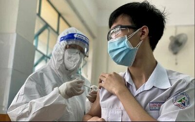 Những ai cần tiêm vắc xin mũi 4?