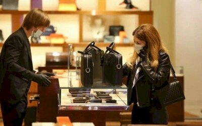  Khủng hoảng khắp mọi nơi khiến nhà giàu cũng khóc, hạn chế sắm đồ xa xỉ