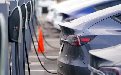 Nếu giá điện đắt như giá xăng thì người Việt Nam có mua ô tô điện nữa không? Người Singapore, Thái Lan thì sao?