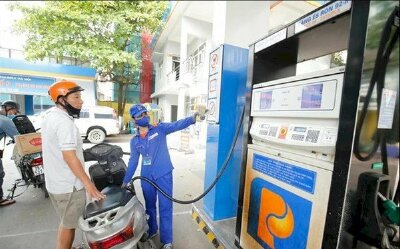 Giá xăng tăng kỷ lục: Nên tiếp tục giảm, hoãn thuế