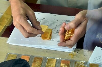 Đua nhau bán, giá vàng SJC bất ngờ 'bốc hơi' cả triệu đồng/lượng