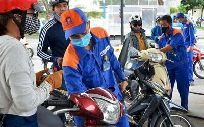  Giá xăng giảm mạnh, về dưới 30.000 đồng/lít
