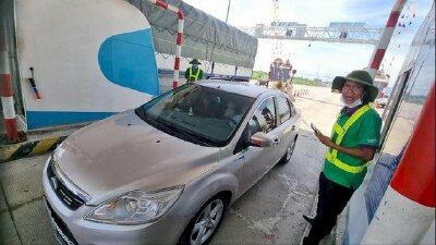 Sau 5 ngày thực hiện thu phí không dừng: Tài xế bức xúc vì quy định nộp tiền