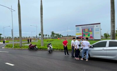 Thảm cảnh của môi giới bất động sản: Xe ô tô trước đón đưa nhà đầu tư đi xem đất giờ đăng ký chạy Grab kiếm sống qua ngày