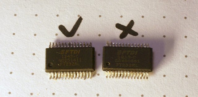 Một con chip FTDI giả (phải) bên cạnh con chip thật (trái)