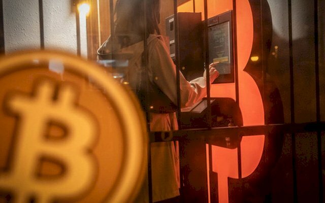 Bitcoin tiến sát 50.000 USD, vượt nhiều ngưỡng kháng cự quan trọng