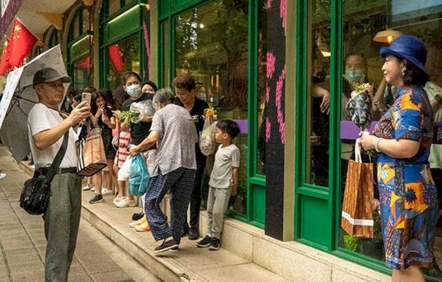 Chiến dịch marketing ‘xâm chiếm’ của Prada: Phân phối túi chính hãng giá 3 USD trong chợ, người dân ùn ùn kéo đến ‘check-in’, mua hàng