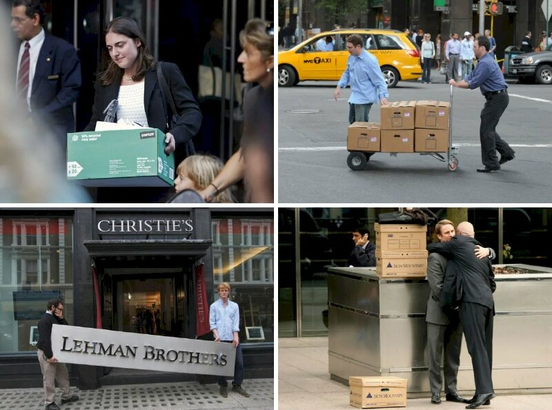 Nhân viên Lehman Brothers thu dọn đồ đạc sau khi ngân hàng tuyên bố phá sản.