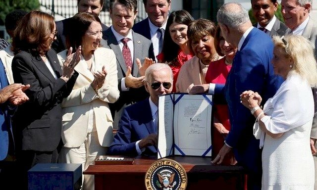 Tổng thống Mỹ Joe Biden ký ban hành đạo luật nhằm tăng cường năng lực sản xuất chip trong nước. (Ảnh: Reuters)